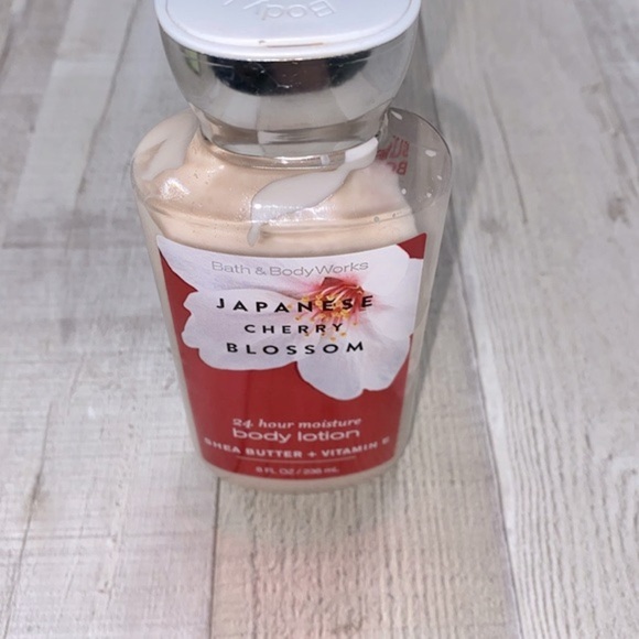 Bath & Body Works Japanese Cherry Blossom hand lotion - Picture 2 of 5
